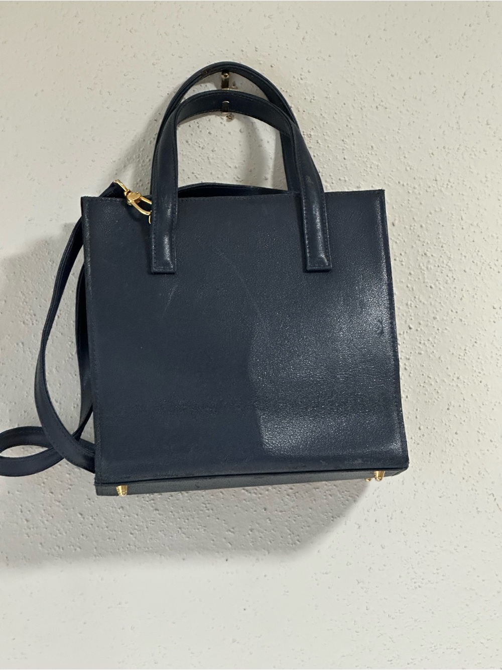 Vintage Leather navy blue bag from the 1970’s gold hardware. - Picture 5 of 15